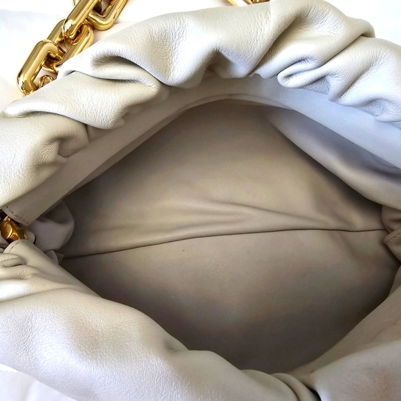 Bottega Veneta Chain Pouch in White - Picture 2 of 7